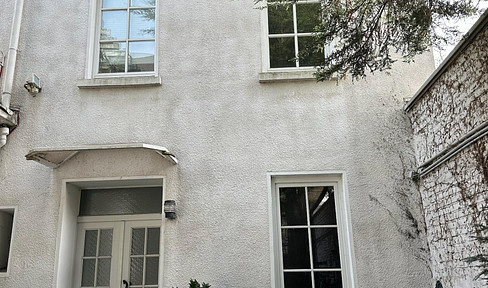 Stadthaus mit/ohne Büro-/Atelier-/Praxisräumen in bester Lage