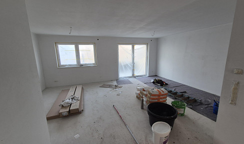 Bright, stylish, and well-designed 2.5-room apartment with a modern fitted kitchen and carport is looking for a tenant for its initial occupancy!