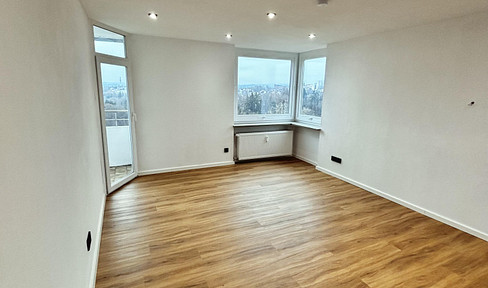 4.86% return with a stunning view: newly renovated 3-room apartment *NO COMMISSION*.