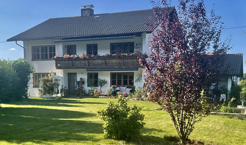 Zweifamilienhaus zwischen Salzburg und Chiemsee mit großem Garten