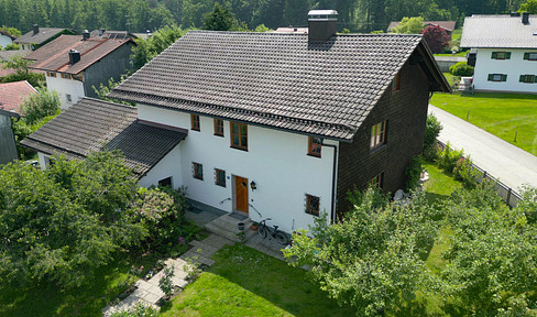 Feel at home in the Rupertiwinkel region - Two-family house between Salzburg and the Chiemsee, with a large garden.