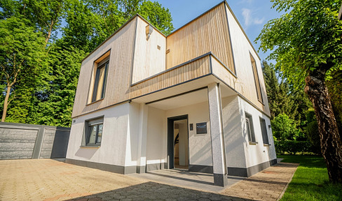 Brand new, with direct access to the forest & a design aesthetic: a detached house with 7 parking spaces and luxurious features.