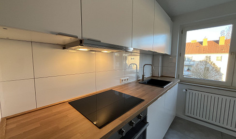 Erstbezug nach Renovierung - 2 Zimmer mit Einbauküche und Balkon