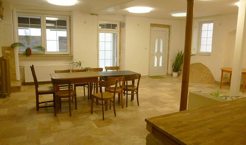 Historic office or retail space located on the market square in Oppenheim.