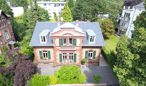 Exclusive attic apartment with style and charm, located just a short distance from the Rhine riverbank.