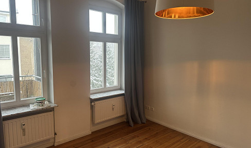 Von Privat, schöne, helle Altbauwohnung in Kreuzberg, 3 Zimmer, Küche, Bad und Balkon im 4. OG