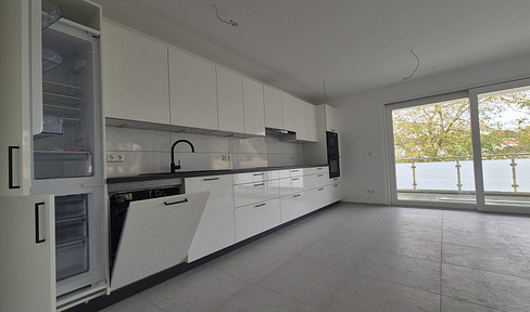 Modern 3-room apartment with balcony in a new building.