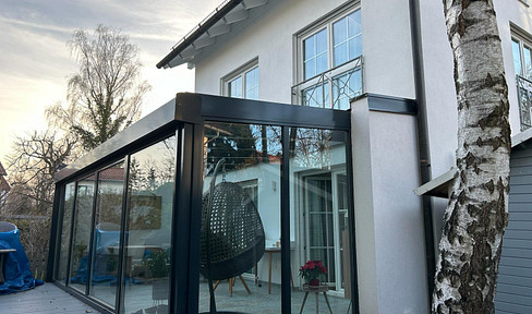 Bright, beautiful house with a small garden, available immediately in Solln.