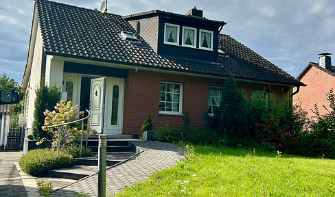 Detached house with a separate apartment.