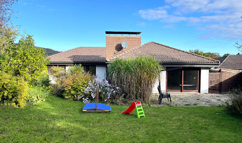 Exclusive living in a prime location – Spacious family home with a beautiful plot and views of the Taunus mountains.