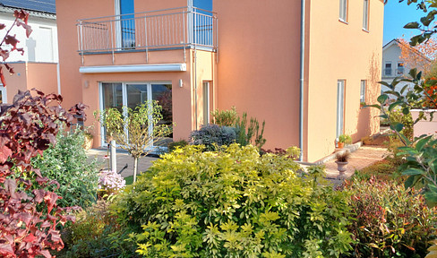 For sale by owner: Modern detached house perfect for gardening enthusiasts, located in Bad Münster am Stein-Ebernburg, near Bad Kreuznach.