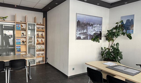 Office/practice/retail space with floor-to-ceiling windows in Mannheim, Käfertal/Süd, Im Rott.