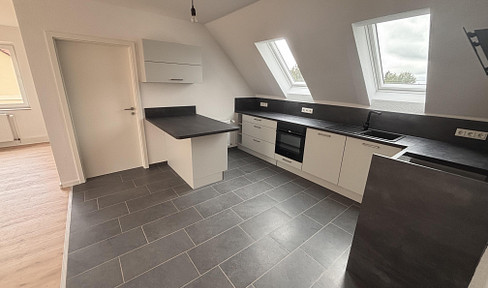 Apartment in the attic with a large living/kitchen area, fitted kitchen, parking space, and fiber optic internet in Wunstorf-Kolenfeld.
