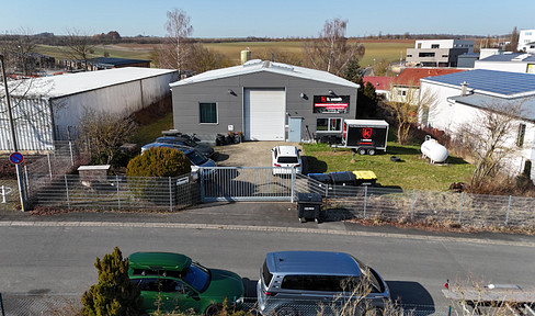 Standalone commercial building with workshop, office, and garage / warehouse / courtyard.