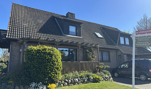 Wahlstedt - Multi-generational house with extension, separate apartment, and holiday apartment, situated on a large plot of land.