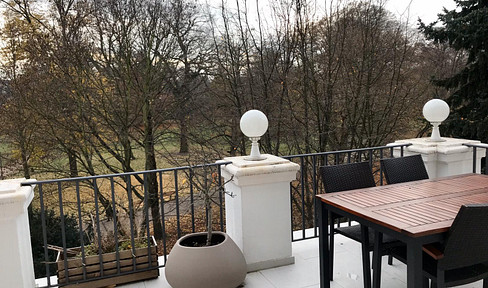 Exceptional location: Stylish apartment with a terrace, directly adjacent to Luisenpark.