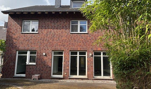 Exklusives Einfamilienhaus mit Dachstudio, Kamin & parkähnlichem Garten
