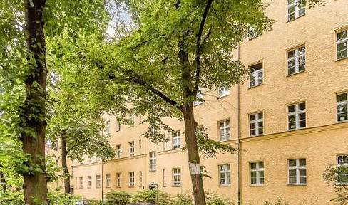 Apartment in a historic building with a balcony and a green view, located in Schmargendorf, near Rüdesheimer Platz (currently rented).