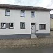 FREE OF CHARGES! Cozy detached single-family house with a yard and garage.
