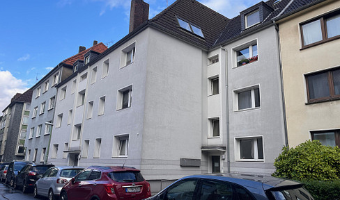 Living in the South District: Spacious 2-room apartment with fitted kitchen.