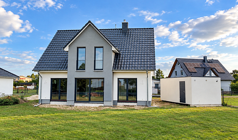 Now available at a special price: A modern country house, including the land and a built-in kitchen.