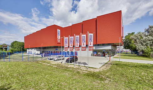 56 square meters of storage space in a prime location with excellent transport links. No commission fees.