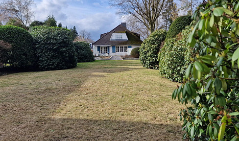 Representative villa in a very desirable residential area of Hamburg-Wellingsbüttel.