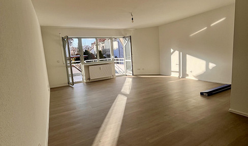 Newly renovated 2.5-room apartment with a large balcony and views of the vineyards, located in a quiet, secluded area.