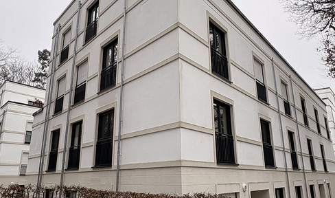 Quiet and high-quality 3-room apartment with balcony and underground parking.