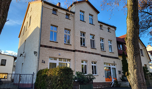 Modernized pre-war building near Lake Flakensee - 3-room apartment with shared garden.