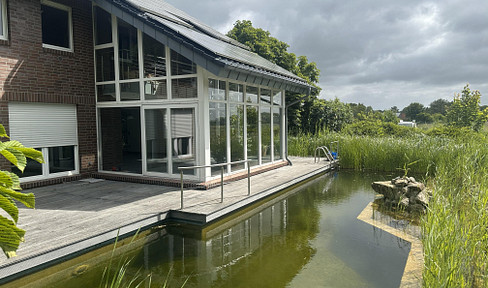 Großzügiges Architektenhaus (317m2) mit Schwimmteich, Feldrandlage u. Wellnessbereich
