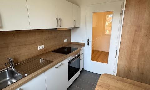 Attraktive und vollständig renovierte 2 Zimmerwohnung mit Balkon und Einbauküche