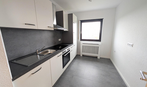 Erstbezug mit Panoramablick: Helle, komplett renovierte 3,5-Zimmer-Wohnung in Neuhofen, Stellplatz