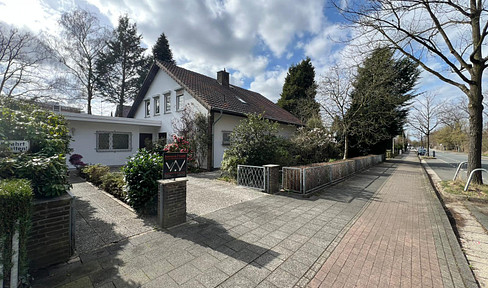 Spacious detached house with commercial space, offering flexible usage options, situated on a well-designed plot in a prime location.