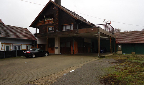 Well-maintained apartment with 4.5 rooms, a balcony, and a fitted kitchen in Heimsheim.