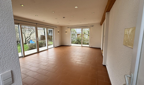 Attraktive 4-Zimmer Erdgeschosswohnung mit großem Garten und Einbauküche in Hessigheim