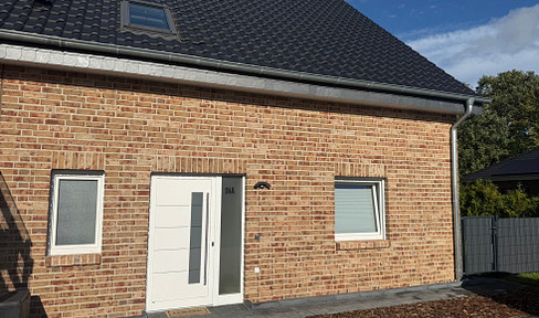 Neubau-Doppelhaushälfte mit freiem Blick ins Grüne & hochwertiger Küche mit Insel