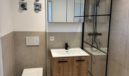 High-quality and furnished: Bright apartment with underground parking space and balcony.