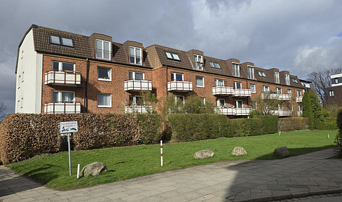 For sale by owner: Well-maintained 2-room apartment in the attic of a building, located in Hamburg-Langenhorn. (No agency fees.)