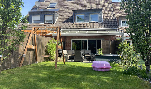 Modern terraced house with a south-facing garden and garage, located in a quiet area of Solingen-Wald.