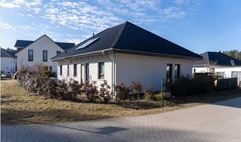 Accessible bungalow with solar panels, fiber optic internet, and potential for further development – no commission!