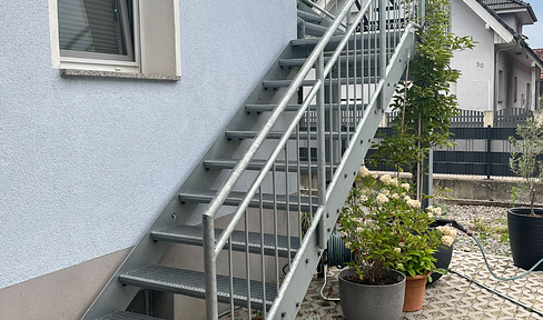 Renovated apartment (1st floor) with a share of the garden and a garage.