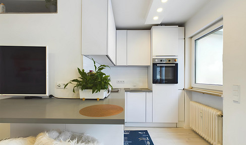 Cozy, fully furnished apartment with a balcony, a bright home near the lake.