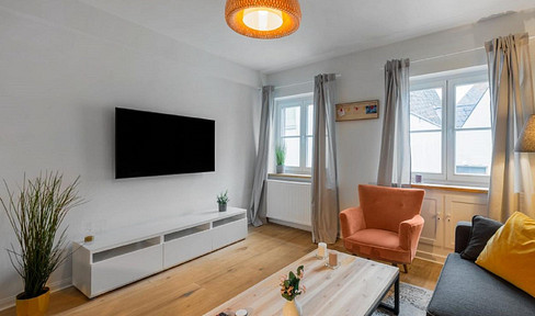 Stylish apartment - fairtrains, trams, and sights.