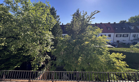 No real estate agent, *negotiable price*. Excellent location! Townhouse in Munich, MUSTERSIEDLUNG Garden Show area: quiet, green, and centrally located.