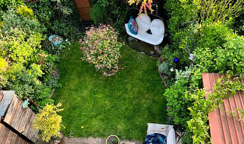 Passive house with 5-6 rooms, located in Hamburg-Iserbrook, with an included underground parking space.