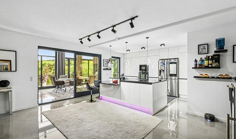 Exclusive villa with indoor pool and spa area – 447 m² of living space on a 1,111 m² plot.