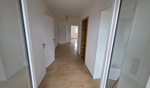 Top-renovated 3-room apartment on the upper floor with a balcony.