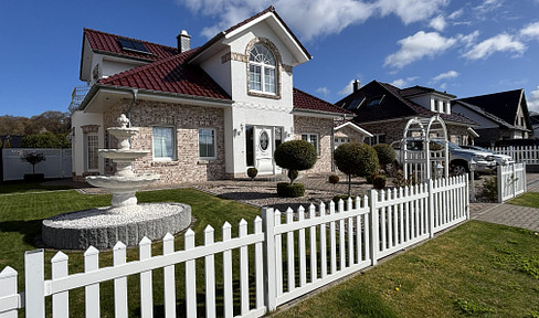 Modern detached house (built in 2020) with a beautiful garden and high-quality features – available without commission.