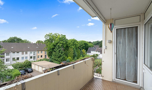 Newly renovated 4-room apartment with a balcony and a separate kitchen-living room (94 m²) – located near the rowing course.